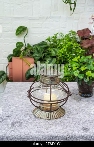 Glaslaterne zur Gartendekoration, stilisiert antikes Design Stockfoto