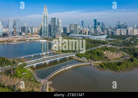 Drohne fliegen über Shenzhen City Central Business District, Luftpanorama China. Stockfoto