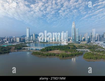 Drohne fliegen über Shenzhen City Central Business District, Luftpanorama China. Stockfoto