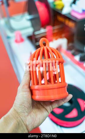 Hand mit Vogelkäfig, gedruckt auf 3D-Drucker Nahaufnahme Stockfoto