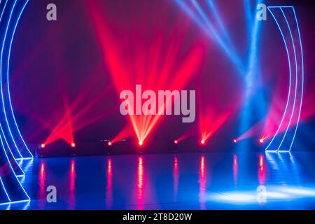 Professionelle Beleuchtungsgeräte befinden sich auf dem Bühnenboden im Konzertsaal. Stockfoto