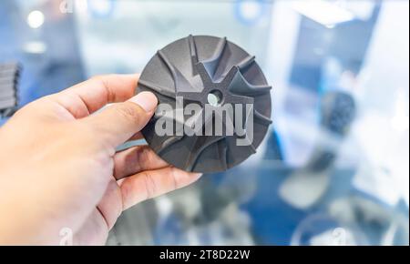 Hand mit Objekt auf 3d-Drucker in der Nähe gedruckt - oben Stockfoto