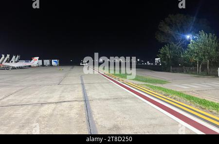 Santiago Del Estero, Argentinien. November 2023. (INT) Flughafen Santiago Del Estero auf Einen Blick. 19. November 2023, Santiago Del Estero, Argentinien: Fluggastbewegungen am Flughafen Santiago Del Estero, Argentinien, während das Land Javier Milei als neuen Präsidenten bei der Wahl der Stichwahl wählt. Foto: Mel Valle/Thenews2 (Foto: Mel Valle/Thenews2/ZUMAPRESS) (Bild: © Mel Valle/TheNEWS2 Via ZUMA Press Wire) NUR REDAKTIONELLE VERWENDUNG! Nicht für kommerzielle ZWECKE! Stockfoto