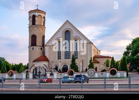 Warschau, Polen - 11. Juli 2021: katholische Kirche Kosciol ofiarowania panskiego in der Stryjenskich Straße im Stadtteil Ursynow Stockfoto