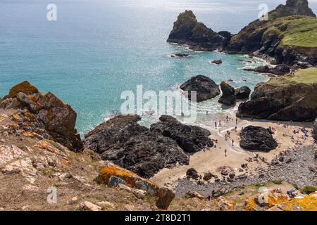 Kynance Cove Cornwall, Herbst 2023, Menschen genießen sonnigen Tag am Strand, England, UK, 2023 Stockfoto