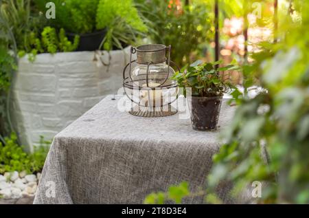 Glaslaterne zur Gartendekoration, stilisiert antikes Design Stockfoto