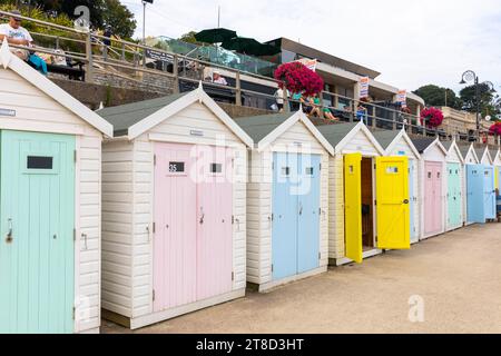 Pastellfarbene Strandhütten an der Strandpromenade Lyme Regis, Dorset, England, UK, 2023 Stockfoto