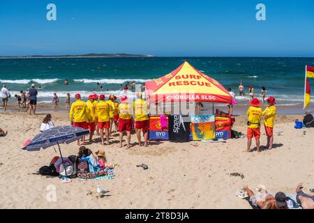 Eine Gruppe von Surf-Lebensrettern beobachten die Aktivitäten am Cronulla Beach Sydney. Stockfoto