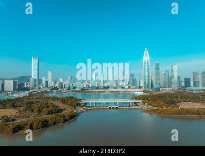 Drohne fliegen über Shenzhen City Central Business District, Luftpanorama China. Stockfoto