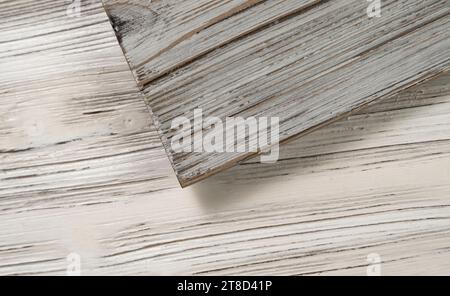 Stapel verschiedener Holzplatten aus Baumustern. Stockfoto