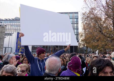 Paris, Frankreich. November 2023. Stiller, geeinter, humanitärer und pazifistischer marsch für den Frieden im Nahen Osten auf Aufruf eines Kollektivs von 500 kulturellen Persönlichkeiten am Sonntag, den 19. November 2023 in Paris, Frankreich. Quelle: Bernard Menigault/Alamy Live News Stockfoto