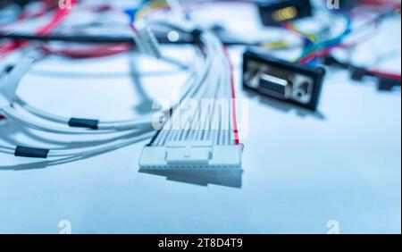 Serial ATA sata-Kabel isoliert auf weißem Hintergrund. Hardware- und Transferdatenkonzept. Stockfoto