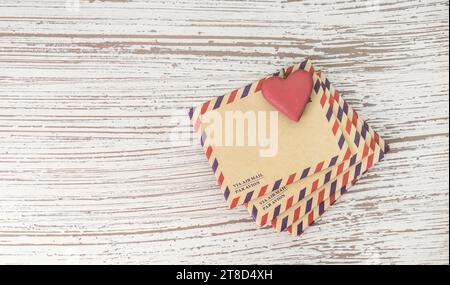Ein Stapel alter Buchstaben mit der Form eines Love Retro Heart Stockfoto