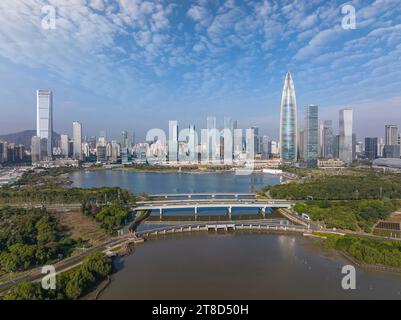 Drohne fliegen über Shenzhen City Central Business District, Luftpanorama China. Stockfoto
