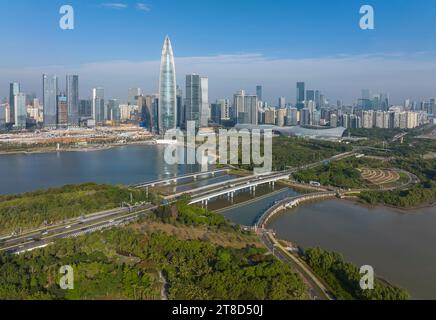 Drohne fliegen über Shenzhen City Central Business District, Luftpanorama China. Stockfoto