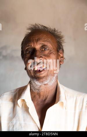 Ein älterer Rajasthani-Mann lächelt in Indien Stockfoto