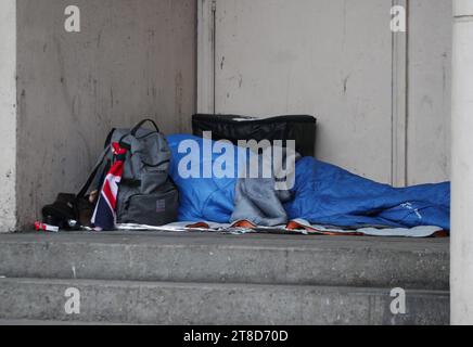 Aktenfoto vom 02/17 eines Obdachlosen, der in einer Tür schläft. In diesem Winter werden etwa 24.400 junge Menschen in ganz England mit Obdachlosigkeit konfrontiert sein, wie von einer Jugendobdachlosigkeit-Wohltätigkeitsorganisation prognostiziert wird. Centrepoint sagte, die wahre Zahl könnte aufgrund der sogenannten versteckten Obdachlosigkeit höher sein, wie zum Beispiel Sofasurfen von Leuten, die nicht bei den lokalen Behörden erscheinen, weil sie eine Unterkunft benötigen. Ausgabedatum: Montag, 20. November 2023. Stockfoto