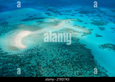 Ein Blick aus der Vogelperspektive auf Michaelmas Cay im Great Barrier Reef: Tropische weiße Sandbar, Korallenriffe, klares türkisfarbenes Wasser – Korallenmeer, Cairns Stockfoto