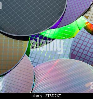 Bunte Halbleiter-Wafer-Scheibe aus Silizium Stockfoto