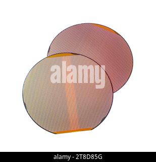 Silizium-Wafer mit isolierten Chips auf weißem Hintergrund Stockfoto