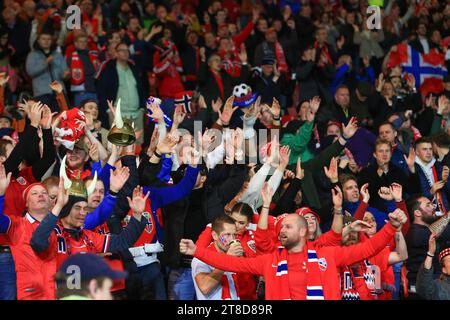 Glasgow, Schottland. 19. November 2023; Hampden Park, Glasgow, Schottland: Qualifikation für die Euro 2024, Schottland gegen Norwegen; Norwegen Fans Credit: Action Plus Sports Images/Alamy Live News Stockfoto