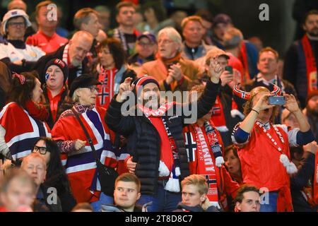 Glasgow, Schottland. 19. November 2023; Hampden Park, Glasgow, Schottland: Qualifikation für die Euro 2024, Schottland gegen Norwegen; Norwegen Fans Credit: Action Plus Sports Images/Alamy Live News Stockfoto