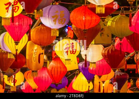 Chinesische Laterne Dekorationen in Vintage Historical Chinese House Structure, Chinesische Kalligraphie Übersetzung: Guter Segen für das neue Jahr Stockfoto