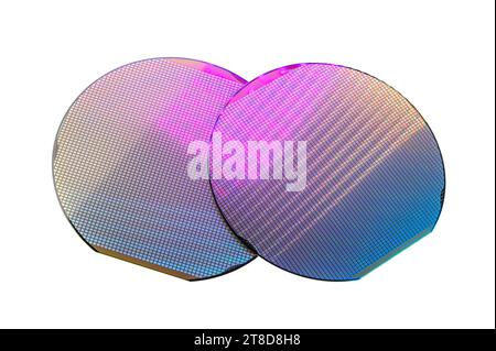 Silizium-Wafer mit isolierten Chips auf weißem Hintergrund Stockfoto