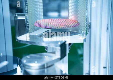 Silizium-Wafer und Mikroschaltungen mit Automatisierungssystem-Steuerungsanwendung auf Roboterarm automatisieren Stockfoto