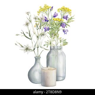 Aquarellfarben tansy und Blauglocken. Gelbe und blaue Feldblume. Weiße Sternarien. Blumenstrauß in Glasvase Komposition mit Kerze. Handgezeichnete Abbildung Stockfoto