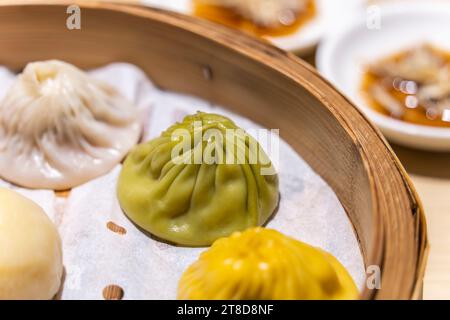 Hausgemachtes chinesisches Dampferkloß oder gedämpftes Brötchen in einem Bambusdampfer Stockfoto