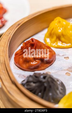 Hausgemachtes chinesisches Dampferkloß oder gedämpftes Brötchen in einem Bambusdampfer Stockfoto