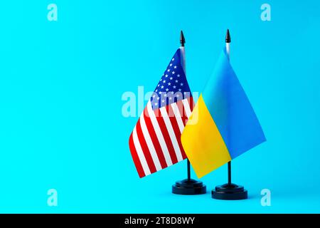 Kleine Fahnen der USA und der Ukraine auf Fahnenmasten aus nächster Nähe Stockfoto