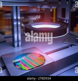 Silizium-Wafer und Mikroschaltungen mit Automatisierungs-Bildsensor-Kamerasystemsteuerungsanwendung Stockfoto