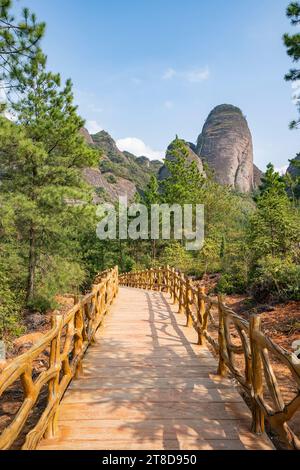 galerie Straße an Klippen auf dem Gipfel der Xiaowudang Berge in China Stockfoto