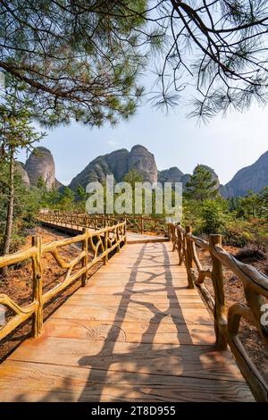 galerie Straße an Klippen auf dem Gipfel der Xiaowudang Berge in China Stockfoto