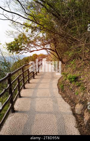 galerie Straße an Klippen auf dem Gipfel der Xiaowudang Berge in China Stockfoto