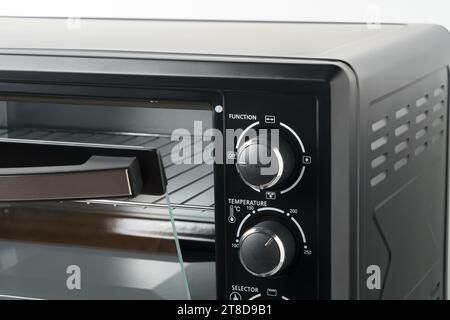 Nahaufnahme des schwarzen elektrischen Mini-Backofens Haushaltsgerät Stockfoto