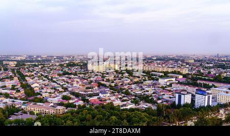 Usbekistan, Taschkent - 29. September 2023: Blick von oben von der Aussichtsplattform auf dem Taschkent Fernsehturm auf den zentralen Teil der Stadt, der mit sm bedeckt ist Stockfoto