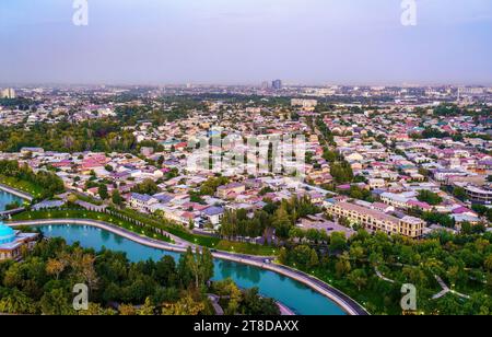 Usbekistan, Taschkent - 29. September 2023: Blick von oben von der Aussichtsplattform auf dem Taschkent Fernsehturm auf den zentralen Teil der Stadt, der mit sm bedeckt ist Stockfoto