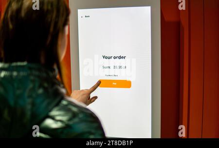 Frau zahlte für Essen im Selbstkasse-Automaten-Terminal Stockfoto