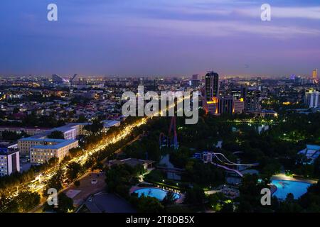 Usbekistan, Taschkent - 29. September 2023: Blick von oben von der Aussichtsplattform auf dem Taschkent Fernsehturm auf den zentralen Teil der Stadt, der mit sm bedeckt ist Stockfoto