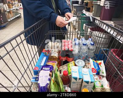 Marktkau-Einkauf zu Zeiten von Inflation und Krieg in der Ukraine Einkaufswagen, Warenkorb, Einkaufskorb, Preisvergleich, Teuerung, Grundnahrungsmittel, Marktkauf-Einkauf in einem Supermarkt oder Discounter *** Markteinkäufe in Zeiten von Inflation und Krieg in der Ukraine Warenkorb, Warenkorb, Warenkorb, Preisvergleich, Inflation, einfache Lebensmittel, Markteinkäufe Einkaufen in einem Supermarkt oder Discounter Credit: Imago/Alamy Live News Stockfoto