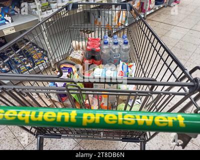 Marktkau-Einkauf zu Zeiten von Inflation und Krieg in der Ukraine Einkaufswagen, Warenkorb, Einkaufskorb, Preisvergleich, Teuerung, Grundnahrungsmittel, Marktkauf-Einkauf in einem Supermarkt oder Discounter *** Markteinkäufe in Zeiten von Inflation und Krieg in der Ukraine Warenkorb, Warenkorb, Warenkorb, Preisvergleich, Inflation, einfache Lebensmittel, Markteinkäufe Einkaufen in einem Supermarkt oder Discounter Credit: Imago/Alamy Live News Stockfoto