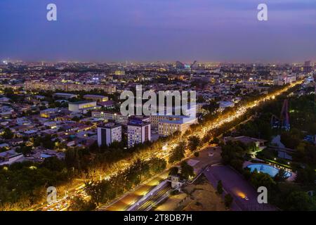 Usbekistan, Taschkent - 29. September 2023: Blick von oben von der Aussichtsplattform auf dem Taschkent Fernsehturm auf den zentralen Teil der Stadt, der mit sm bedeckt ist Stockfoto