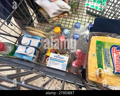 Marktkau-Einkauf zu Zeiten von Inflation und Krieg in der Ukraine Einkaufswagen, Warenkorb, Einkaufskorb, Preisvergleich, Teuerung, Grundnahrungsmittel, Marktkauf-Einkauf in einem Supermarkt oder Discounter *** Markteinkäufe in Zeiten von Inflation und Krieg in der Ukraine Warenkorb, Warenkorb, Warenkorb, Preisvergleich, Inflation, einfache Lebensmittel, Markteinkäufe Einkaufen in einem Supermarkt oder Discounter Credit: Imago/Alamy Live News Stockfoto
