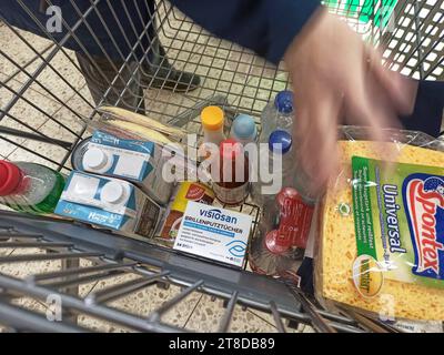 Marktkau-Einkauf zu Zeiten von Inflation und Krieg in der Ukraine Einkaufswagen, Warenkorb, Einkaufskorb, Preisvergleich, Teuerung, Grundnahrungsmittel, Marktkauf-Einkauf in einem Supermarkt oder Discounter *** Markteinkäufe in Zeiten von Inflation und Krieg in der Ukraine Warenkorb, Warenkorb, Warenkorb, Preisvergleich, Inflation, einfache Lebensmittel, Markteinkäufe Einkaufen in einem Supermarkt oder Discounter Credit: Imago/Alamy Live News Stockfoto