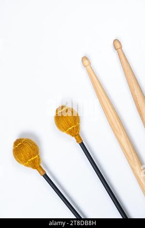 Xylophon und Schlagzeug hängen auf weißem Hintergrund Draufsicht Stockfoto