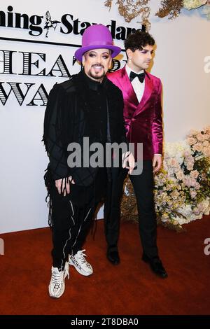 London, Großbritannien. Boy George und Vangelis Polydorou fotografierten die Ankunft bei den Evening Standard Theatre Awards in Claridge's, Brook Street am 19. November 2023. Bild von Julie Edwards. Quelle: JEP Celebrity Photos/Alamy Live News Stockfoto