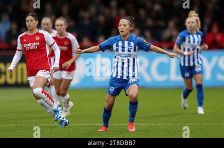 Crawley, Großbritannien. November 2023. Brightons Li Mengwen beim Barclays Women's Super League Spiel zwischen Brighton & Hove Albion und Arsenal im Broadfield Stadium in Crawley. Quelle: James Boardman/Alamy Live News Stockfoto